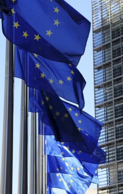 Algunas de las banderas de la UE que ondean frente a la Comisión Europea en Bruselas.