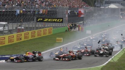 Varios bólidos se tocan en la salida de la carrera.