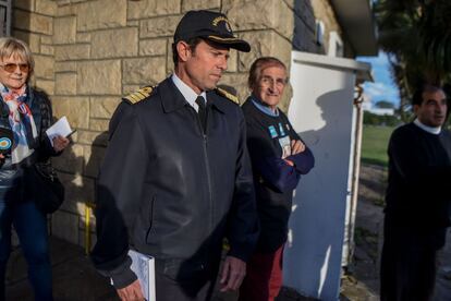 El capitán de navío Gabriel Galeazzi camina después de hablar con periodistas en la Base Naval de Argentina en Mar del Plata, el 19 de noviembre de 2017.