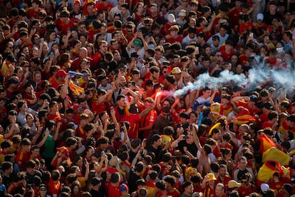 Miles de aficionados se concentran este lunes en la plaza de Cibeles para celebrar la Eurocopa. 