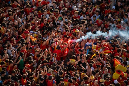 Miles de aficionados se concentran este lunes en la plaza de Cibeles para celebrar la Eurocopa.