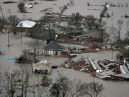 Vista aérea de la zona de Gibbstown Bridge, en el Estado de Luisiana, el viernes tras el paso del huracán Rita.