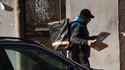 Un hombre repartía paquetes en una calle de Santander el día 2 de febrero.
