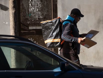 Un hombre repartía paquetes en una calle de Santander el día 2 de febrero.