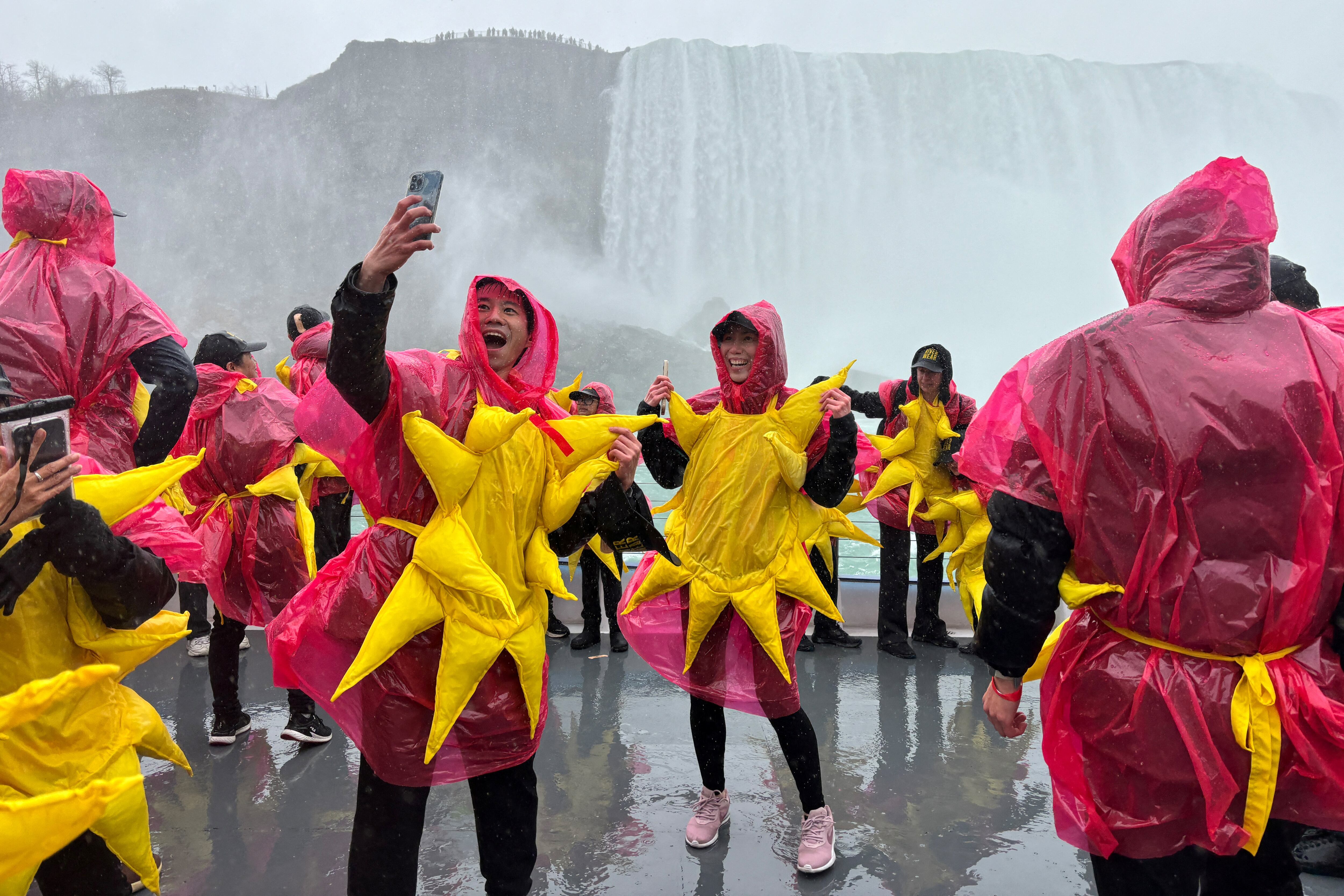 Más de 309 personas se reunieron para romper el récord mundial Guinness del grupo más grande de personas vestidas como el sol antes de un eclipse solar total en las Cataratas del Niágara.