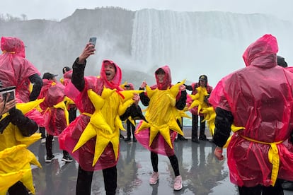 Más de 309 personas se reunieron para romper el récord mundial Guinness del grupo más grande de personas vestidas como el sol antes de un eclipse solar total en las Cataratas del Niágara.
