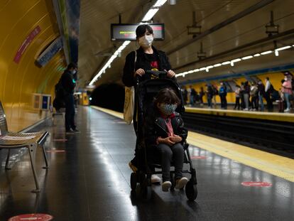 Valentina y su madre, Nani, esperan a que llegue el metro en la estación de Callao de Madrid.