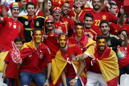 Un grup d'afeccionats de la selecció espanyola a l'estadi de França de Saint Denis, Paris.