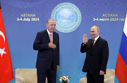 El presidente ruso, Vladímir Putin, y el mandatario turco, Recep Tayyip Erdogan, posan antes de su encuentro en la cumbre de Astaná. 
