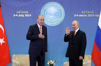 El presidente ruso, Vladímir Putin, y el mandatario turco, Recep Tayyip Erdogan, posan antes de su encuentro en la cumbre de Astaná.