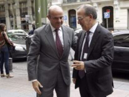 El ministro de Econom&iacute;a, Luis de Guindos (izquierda), acompa&ntilde;ado por el director general del Fondo de Reestructuraci&oacute;n Ordenada Bancaria (FROB), Antonio Carrascosa (derecha).