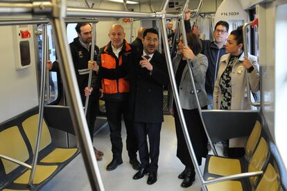 Martí Batres, acompañado de otros funcionarios, recorrió las estaciones reabiertas a bordo del tren.