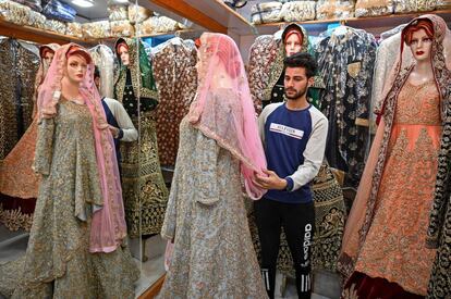 Un comerciante exhibe vestidos de novia en un mercado antes de la festividad musulmana de Eid al-Fitr, en Srinagar.