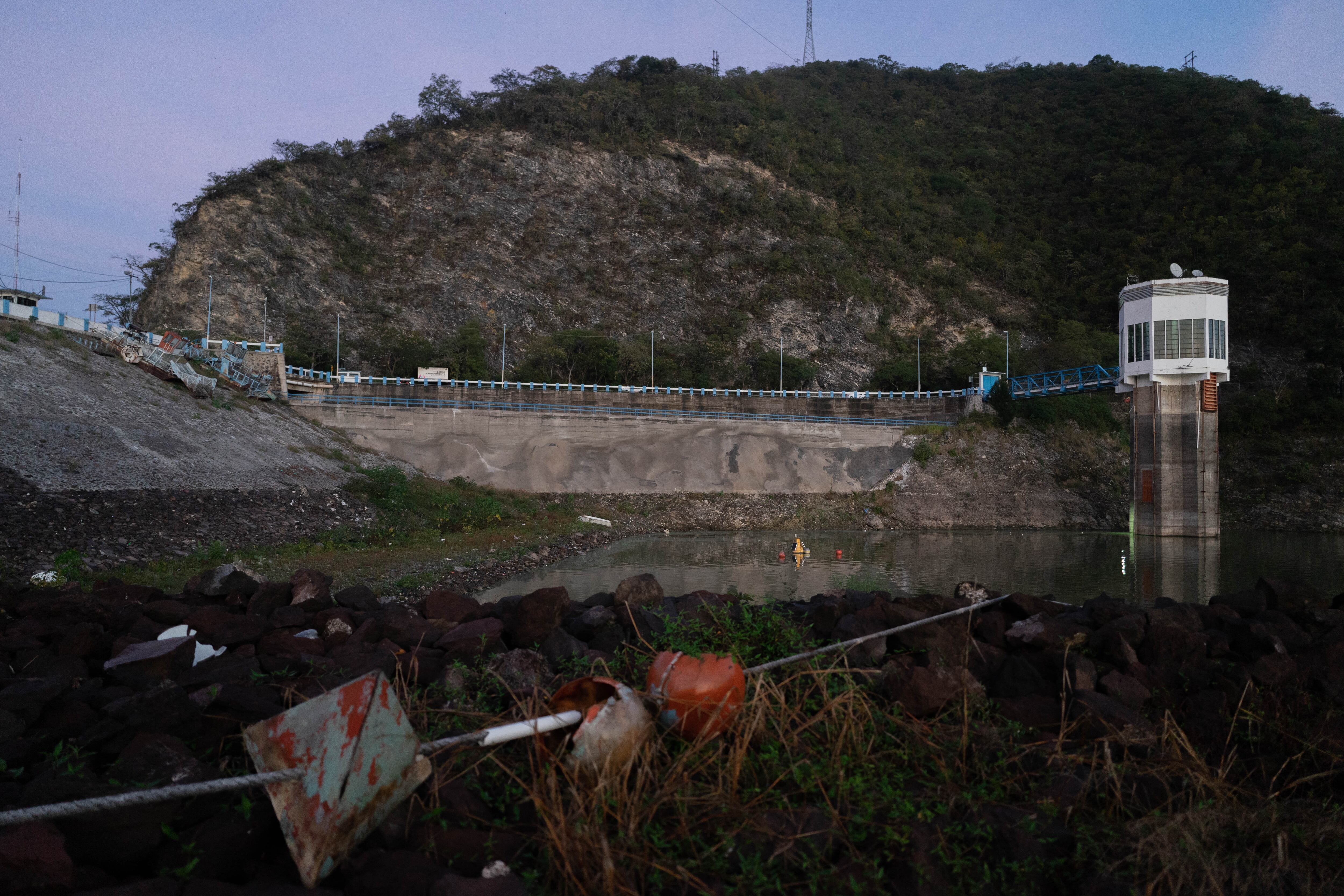 La presa Miguel Alemán en el embalse de Valle de Bravo, al 36% de capacidad, el 10 de noviembre de 2023.