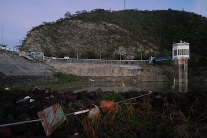 La presa Miguel Alemán en el embalse de Valle de Bravo, al 36% de capacidad, el 10 de noviembre de 2023.