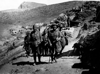 Francisco Franco (derecha), entonces coronel de la Legión, en las operaciones del desembarco de Alhucemas en septiembre de 1925.