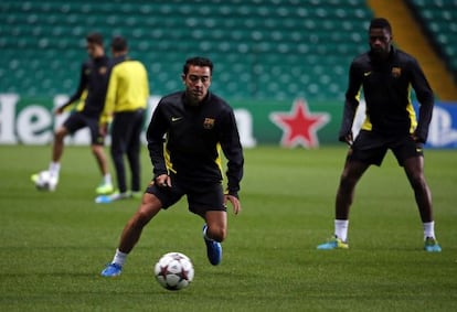 Xavi y Song, entren&aacute;ndose en Glasgow.