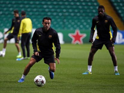 Xavi y Song, entren&aacute;ndose en Glasgow.