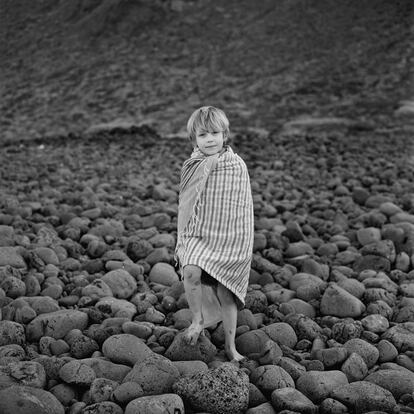 Matías, de 6 años de edad, retratado en 2016 en la playa de la Cantería, una de las más sugerentes de Lanzarote, un paraíso para los parapentes.