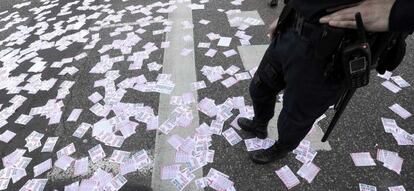 Un agente y cientos de octavillas a favor de la huelga, esta mañana en el centro de la capital.