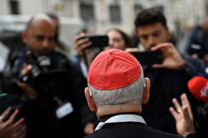 Un cardenal habla con los medios de comunicación antes del cónclave para elegir al nuevo papa en El Vaticano.