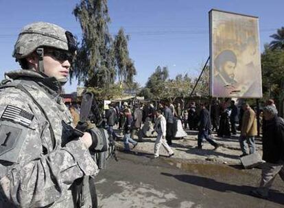 Un soldado estadounidense patrulla una calle del distrito de Kadhimiya, en Bagdad.