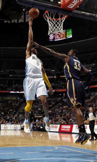 Iguodala, de los Nuggets, entra a canasta ante Hibbert, de los Pacers.