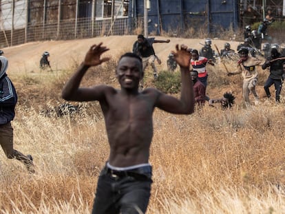 Migrantes africanos cruzan a suelo español tras saltar la valla fronteriza entre Marruecos y Melilla, el pasado 24 de junio