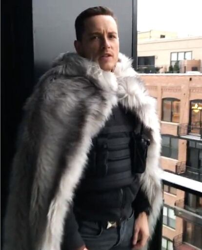 El actor Jesse Lee Soffer se disfrazó de John Snow con su mítica capa peluda durante un descanso del rodaje de la serie 'Chicago Med'.