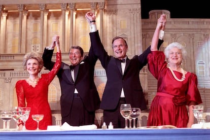 Ronald Reagan (2 i.) George Bush (2 d.), acompañado de sus esposas Nancy (i.) y Barbara, durante una cena de gala en Washington en 1988.