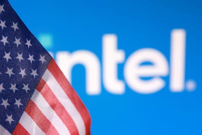 La bandera de Estados Unidos, vista sobre el logo de Intel.