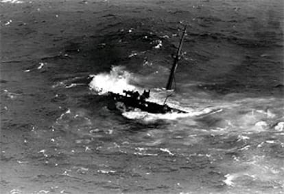 El petrolero <i>Mar Egeo,</i> hundiéndose en la costa de A Coruña en 1992.