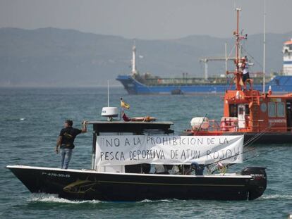 Una embarcaci&oacute;n deportiva protesta contra la moratoria del at&uacute;n rojo.