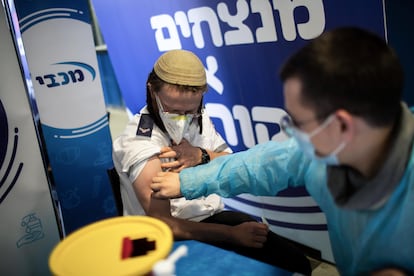 Un hombre se vacuna en un centro de salud de Jerusalén.