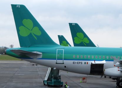 Las colas de tres aviones de Ryanair en el aeropuerto de Dubl&iacute;n