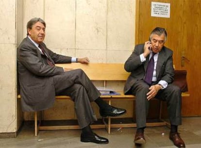 Alberto Cortina (Izquierda) y Alberto Alcocer en el juzgado número 11 de Madrid, en mayo de 2005.