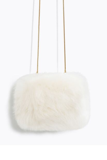 Bolsito de pelo blanco. Es de Zara y cuesta 39,95 euros.