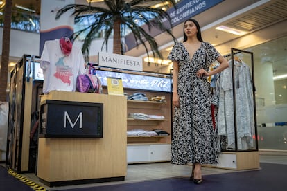 Una modelo junto al espacio de Manifiesta en el centro comercial Unicentro.