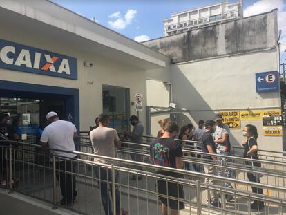 Agência da Caixa Econômica Federal, na zona oeste de São Paulo, registra fila nesta quinta-feira, 23 de abril de 2020.