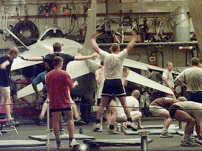 Miembros de la tripulación entrenan en el portaaviones británico <i>Invincible</i> en abril de 1999.