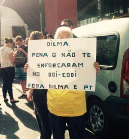 Um dos cartazes flagrados no protesto.