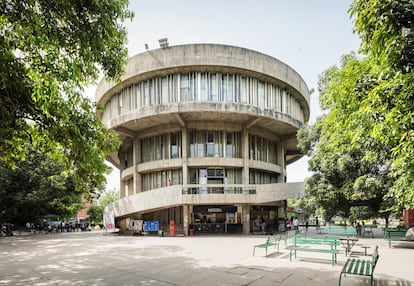 O centro para estudantes está situado no coração da Universidade de Punjab e inaugurou-se em 1975.