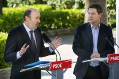 El secretario general del PSOE, Alfredo Pérez Rubalcaba (i), y el secretario general del partido en Castilla-La Mancha, Emiliano García-Page, durante la rueda de prensa posterior a la reunión de la Comisión Ejecutiva Federal del partido, celebrada hoy en Toledo en apoyo al líder regional.