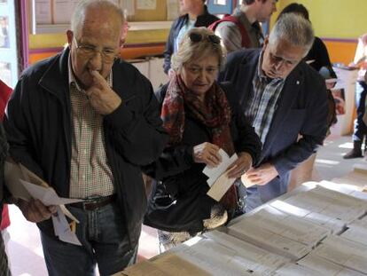  Elecciones Municipales y Auton&oacute;micas 2015. Ambiente en en el colegio Pi i Margall en la plaza del Dos de Mayo.