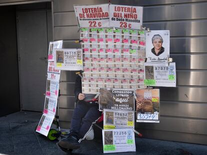 Un hombre vende lotería en el centro de Sevilla.