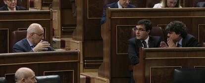 Duran Lleida conversa con el secretario de Estado de relaciones con las Cortes, José Luis Ayllón, y el jefe de gabinete de Rajoy, Jorge Moragas, durante el pleno en el Congreso de los Diputados