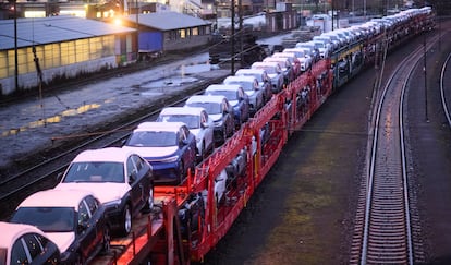 Coches nuevos de Volkswagen en un tren, en la estación de Seelze (Hanover, Alemania).