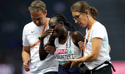 La atleta Lonah Salpeter se lamenta tras perder la medalla en los 5.000 metros lisos, este domingo en Berlín.