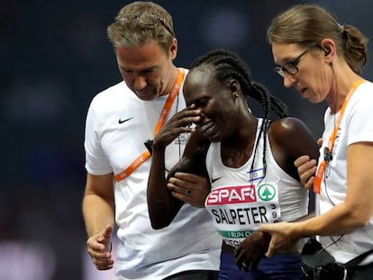 La atleta Lonah Salpeter se lamenta tras perder la medalla en los 5.000 metros lisos, este domingo en Berlín.