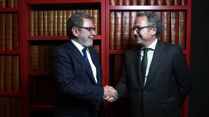 Manuel Polanco, nuevo presidente de Prisa, saluda a Juan Luis Cebrián en la sede de Prisa.